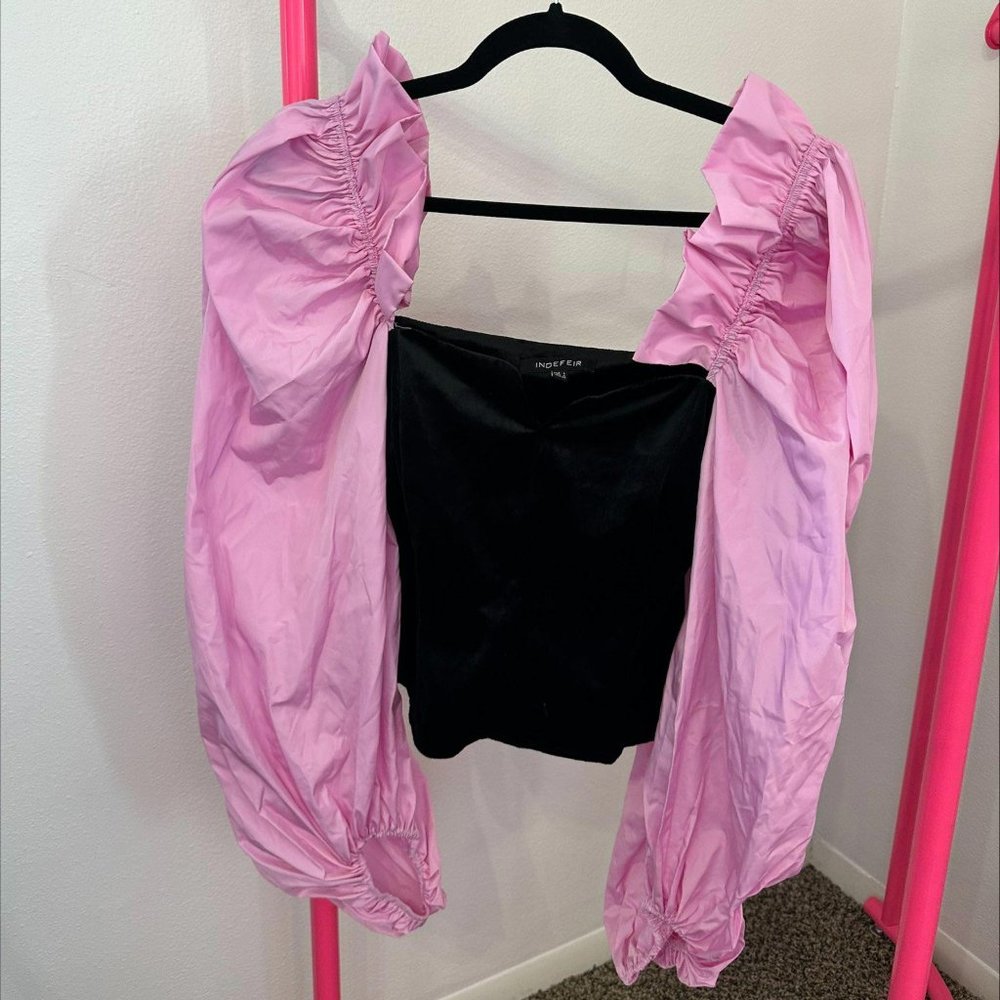 INDEFEIR-‎ BLACK TOP WITH RUFFLED BALLOON SLEEVES